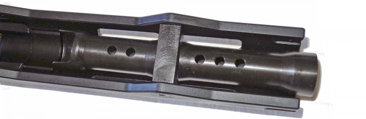 Il tubo di presa gas integrale del SAG AK Chassis MK2; questa componente è realizzata in acciaio, così come il blocco di supporto della canna, mentre il resto è in alluminio
