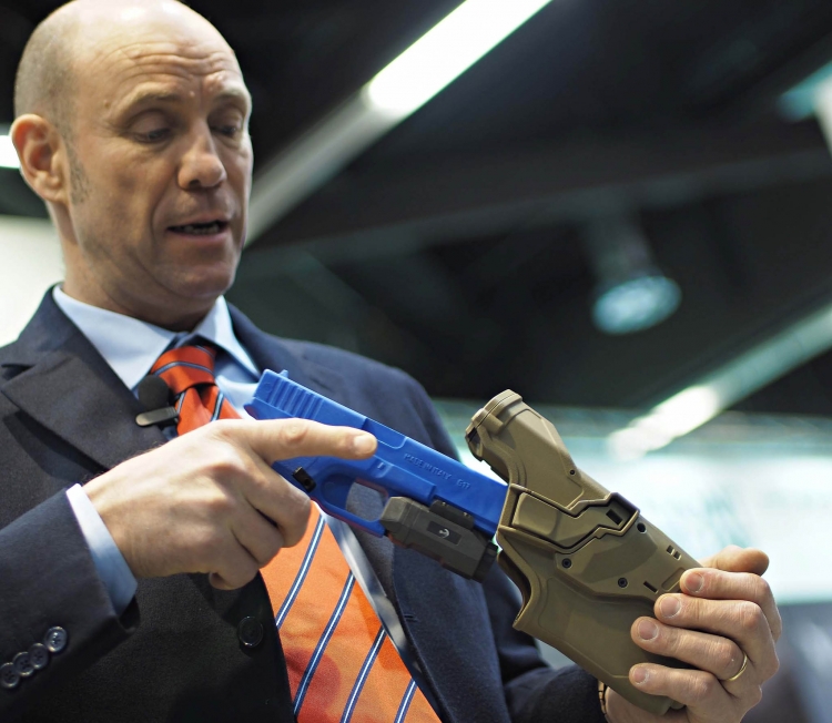 Pietro Pellegrini, CEO di RADAR, dimostra la capacità della nuova fondina CRAB-PRO di ospitare pistole munite di puntatori laser o torce tattiche di diverse dimensioni