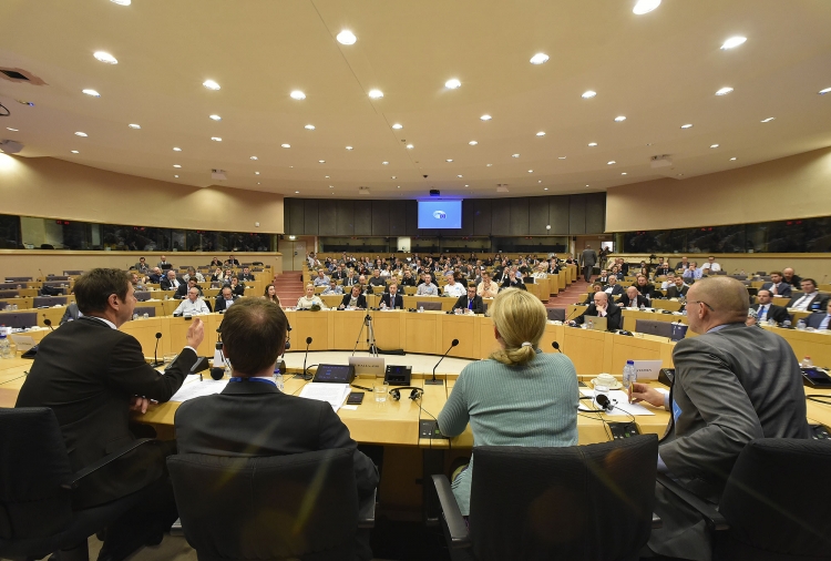 Una sala conferenze piena e molto attiva: segno evidente di come il tema sia di grande interesse per i cittadini europei