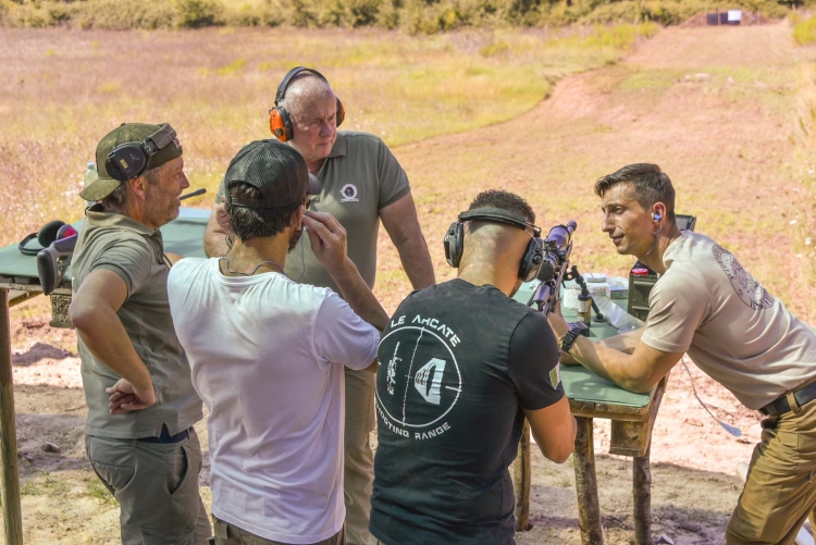 Eventi come questo offrono occasioni fantastiche di confronto e scambio di opinioni tecniche fra tiratori sportivi, militari e appartenenti a forze di polizia