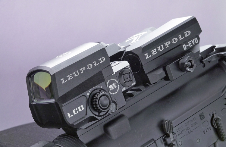 The two optics are shaped in a way so that the D-EVO is placed behind the LCO, lowered, to free the Red Dot line of sight