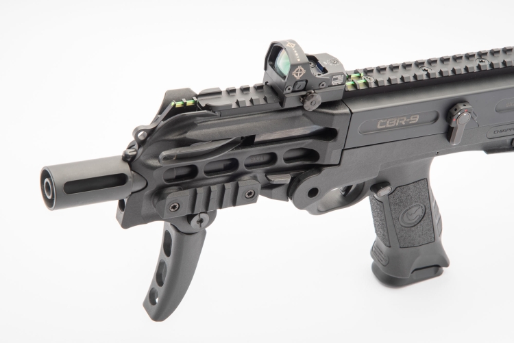 Il rail superiore permette di montare mire a punto rosso, come questo Sightmark Mini Shot M-Spec