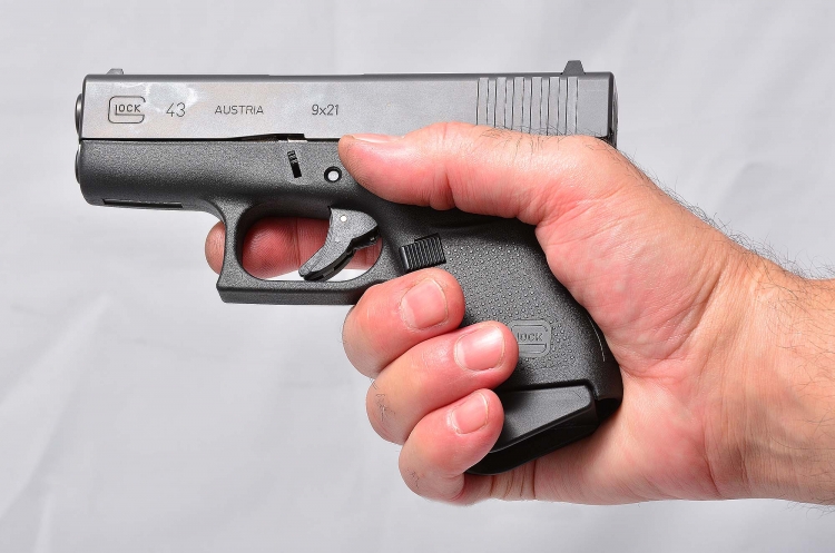 La Glock G43 impugnata rivela le sue ridotte dimensioni che ne fanno una eccellente pistola occultabile 