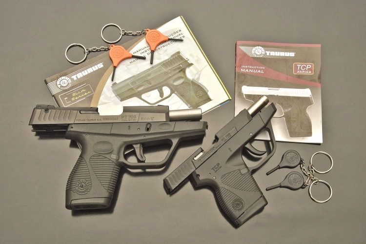 All'interno delle rispettive scatole, le pistole sono fornite di manuale d'uso e le chiavi occorrenti all’inserimento della sicura manuale che, solo per la Taurus PT709 Ultra Slim, serve anche a effettuare la regolazione della tacca di mira