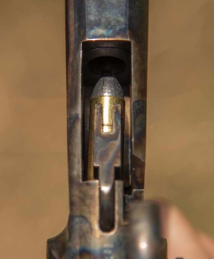 La molla del caricatore spinge le cartucce in avanti, mentre una leva a forchetta impedisce che queste fuoriescano dalla finestra di espulsione, durante il movimento dell'otturatore. Tornando in chiusura, l'otturatore spinge una nuova cartuccia in canna.