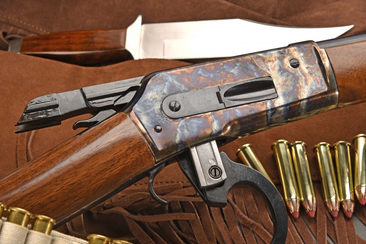 The breech-bolt locking system designed by John Moses Browning makes use of two robust tenons sliding vertically.