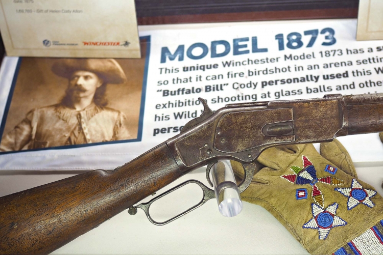 Dopo il modello 1866, anche il Winchester 1873 ottenne un importante successo commerciale: qui fotografato il Winchester 1873 appartenuto a Buffalo Bill