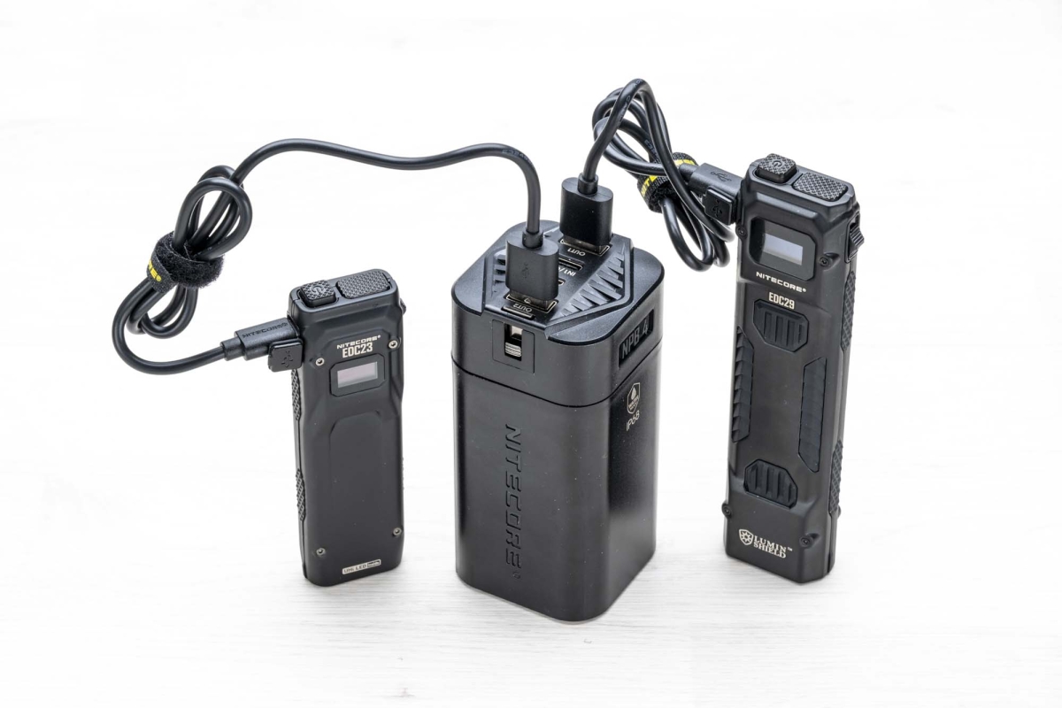Nitecore EDC23 e EDC29: le torce tascabili e prestanti Le due Nitecore EDC-23 e EDC-29 collegate in ricarica al Power Bank Nitecore NPB4 da 20000mAh