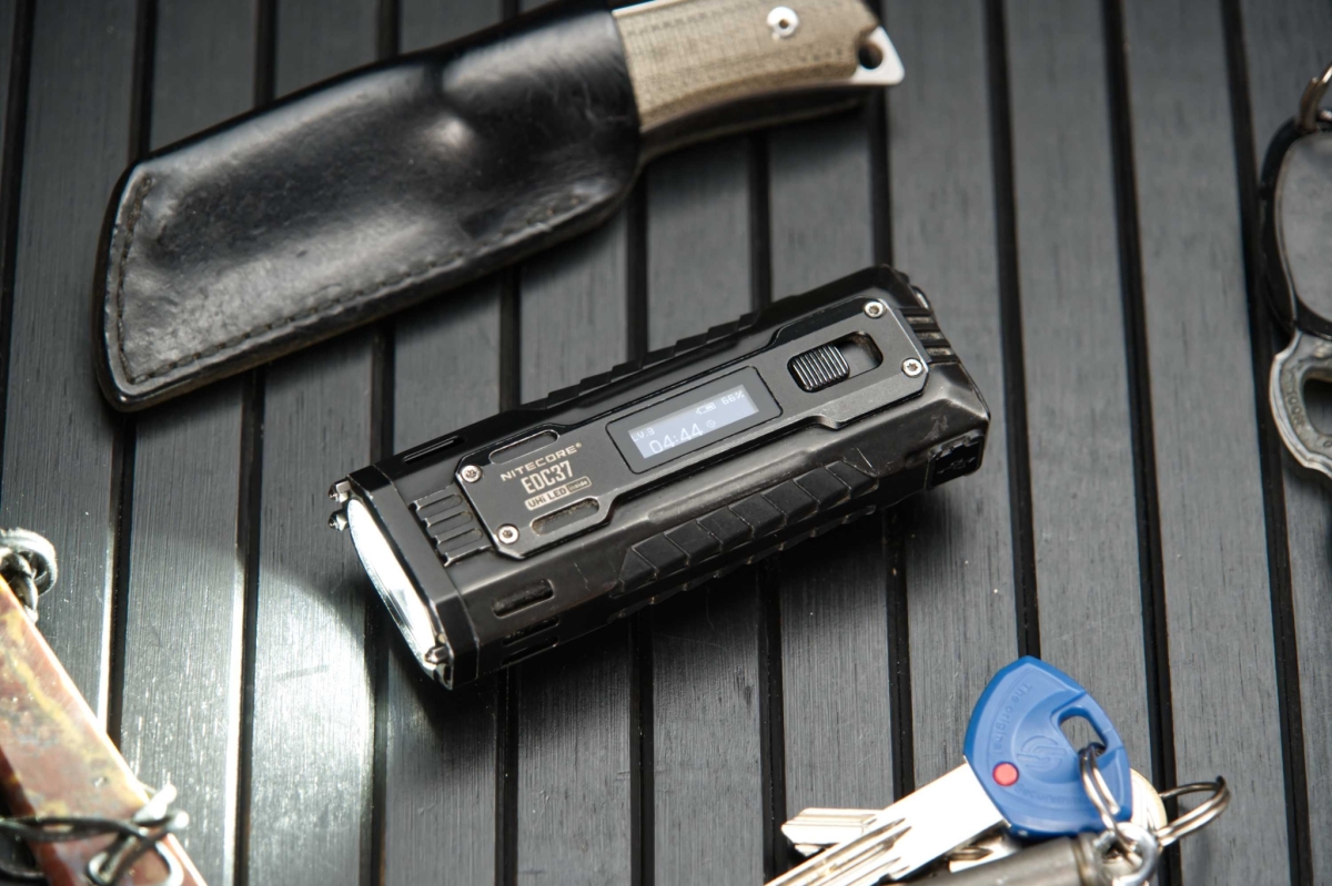 La Nitecore EDC37 con alcuni degli oggetti con cui si è trovata a condividere le tasche