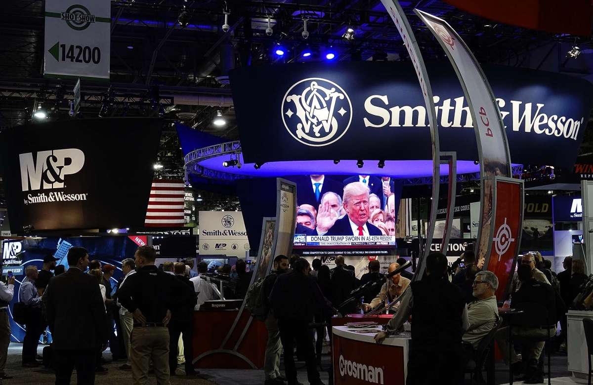 La cerimonia d'insediamento di Donald Trump trasmessa in diretta sul maxi schermo all'interno dello stand Smith & Wesson