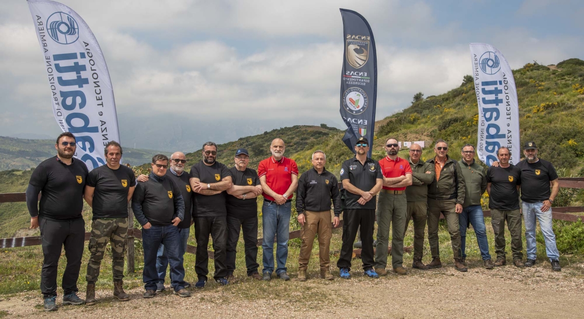 Foto di gruppo con gli istruttori Sabatti ed ENDAS/Dipartimento Sicurezza e alcuni dei partecipanti