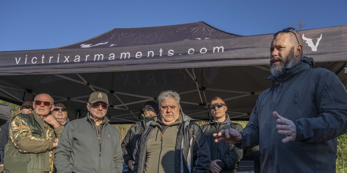 Corso di Balistica Applicata e Tiro di Precisione A destra, Giuseppe Valtorta durante un evento di tiro