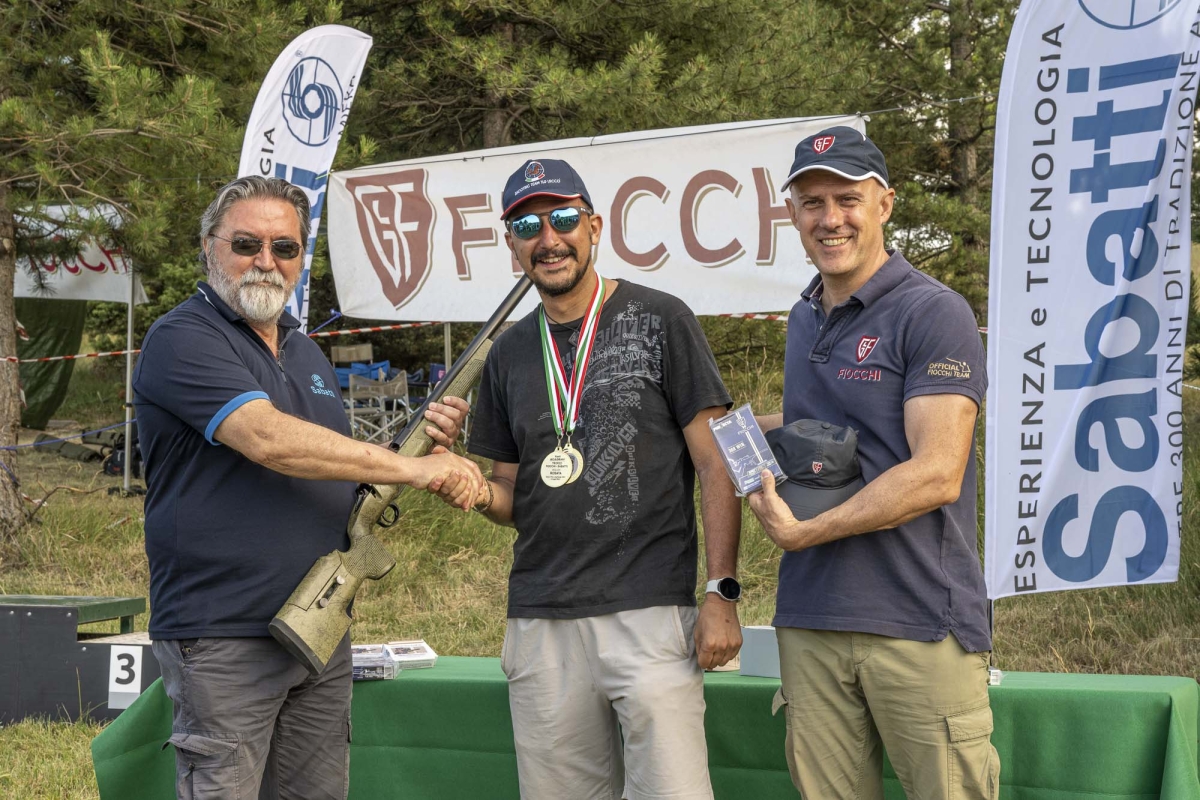 Vittorio Giani (Sabatti) e Francesco Gazzetta (Fiocchi munizioni) premiano Matteo Todeschini, vincitore del Trofeo Fiocchi-Sabatti 2024