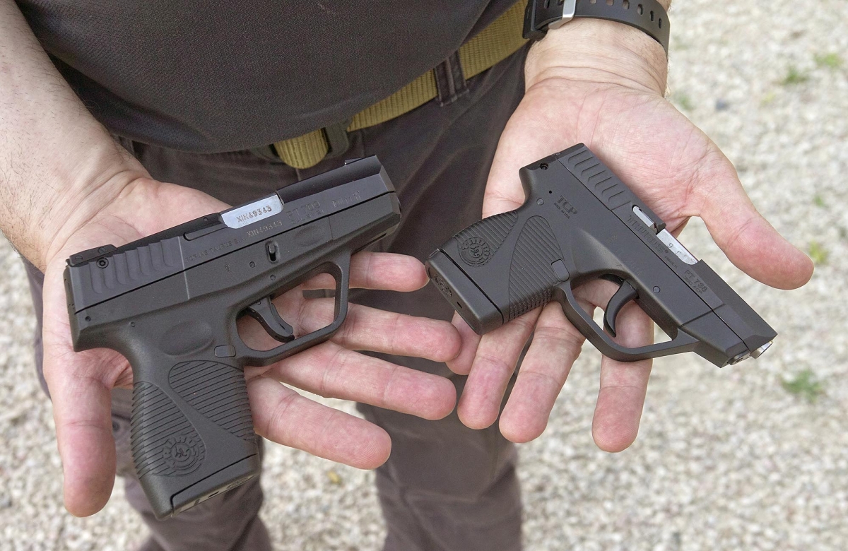 Una vicino all'altra, le due pistole mostrano le loro dimensioni relative rispetto a mani di dimensioni medie