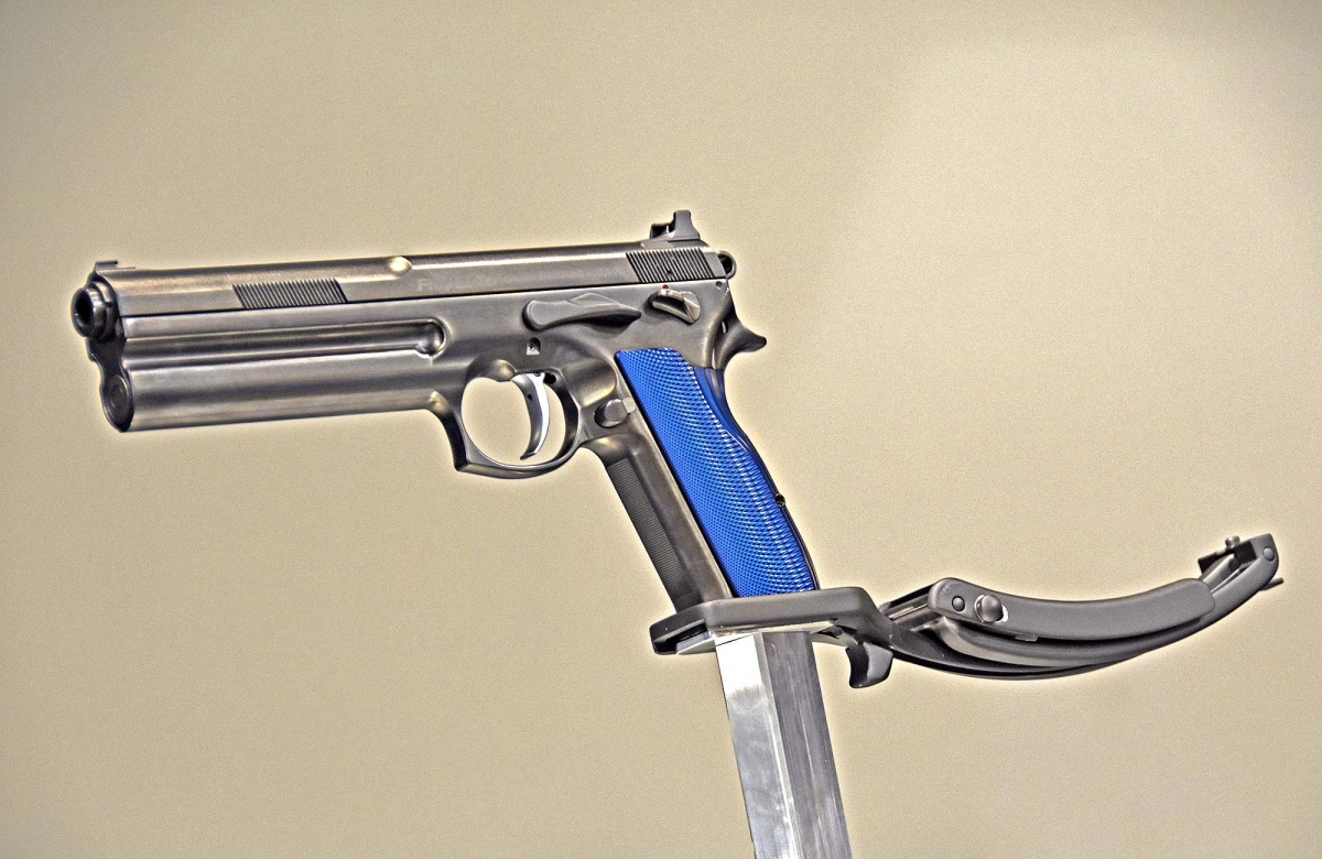 La pistola FK Brno, con la nuova impugnatura a dorsalino piatto e l&#039;apposito calciolo metallico amovibile, ripiegato