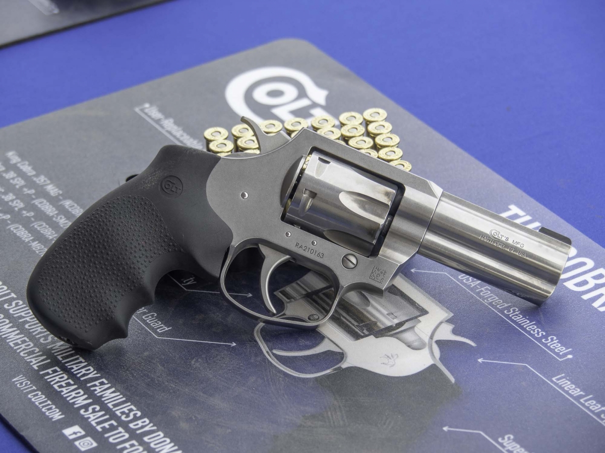 Il revolver Colt King Cobra in mostra al poligono dell'Industry Day a Las Vegas