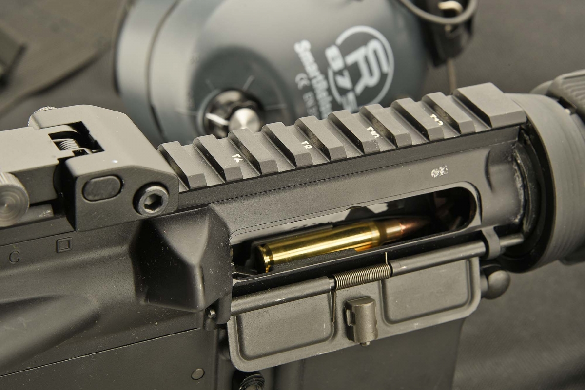 The CE2000 variant of the Colt Expanse M4 comes equipped with the Dust Cover and the Forward Assist button