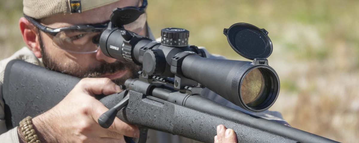 Data l'origine militare/professionale del Remington 700 Police, l'arma è priva di mire metalliche, perché pensata per essere utilizzata esclusivamente con un ottica. Sulla superficie superiore dell'azione troviamo comunque i fori di predisposizione per il montaggio di attacchi o rail Picatinny per ottiche.