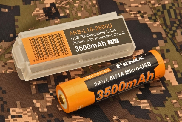 La torcia Fenix TK25 R&B è alimentata da una singola batteria Fenix ARB-L18-3500U (non inclusa)