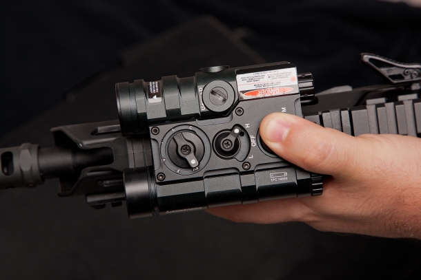 The integrated activation button for the LS-FL5 is conveniently located for thumb activation, given the current doctrine for this kind of devices that indicates they should be installed above the barrel rather than to one side.