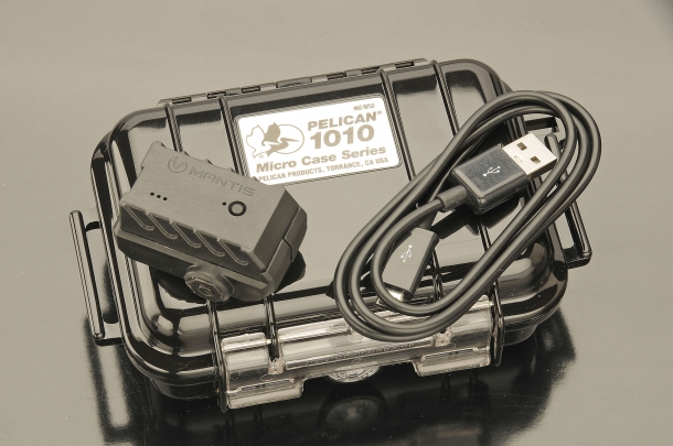 Il sensore e il cavo USB insieme alla pratica scatola Pelican 1010
