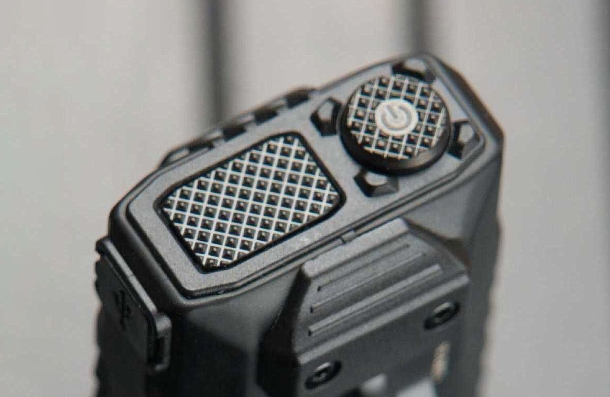 I due pulsanti della Nitecore EDC37 sono comodi e intuitivi da usare