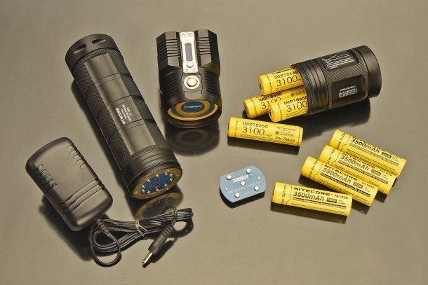 La torcia Nitecore TM28 funziona con 4 batterie ricaricabili dedicate IMR18650, ma anche con batterie standard Li-iohn 18650, oppure il pacco batterie opzionale Nitecore NBP68HD (grande, a sinistra)