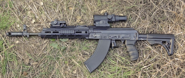 Il fucile SDM AK-103 dopo l'installazione dello chassis SAG. L'arma è stata sottoposta ad una sessione di prova di 300 colpi, registrando un miglioramento nella stabilità rispetto alla configurazione di fabbrica