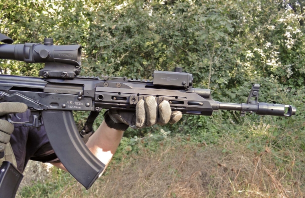 Lo chassis della Sureshot Armament Group migliora la stabilità e il bilanciamento dell'arma nel tiro – anche rapido – all'imbracciata 
