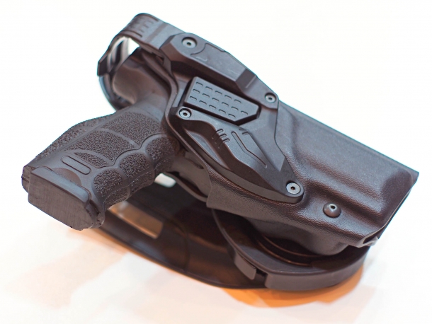 La fondina da pistola RADAR 6257 LTG, recentemente adottata dalla polizia federale tedesca (Bundespolizei), qui in una variante con una sicura aggiuntiva sull'estrazione