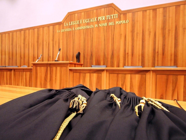 Quello del rilascio o del rinnovo delle licenze d'armi a chi abbia riportato condanne penali è un tema molto discusso