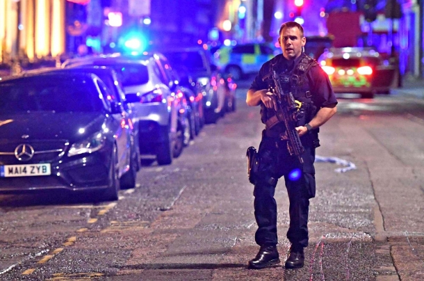 Gli attacchi terroristici di Londra mostrano ancora una volta come una società disarmata paghi sempre a caro prezzo una tale ingenuità
