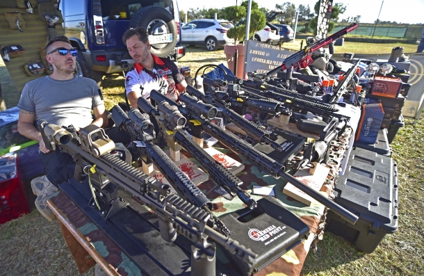 Le molte carabine ADC esposte nello stand di Armeria Red Point