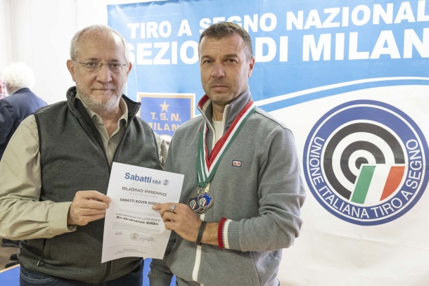Bruno Circi (Direttore GUNSweek.com) consegna a Francesco Morelli il suo premio, una carabina Sabatti Rover Shooter