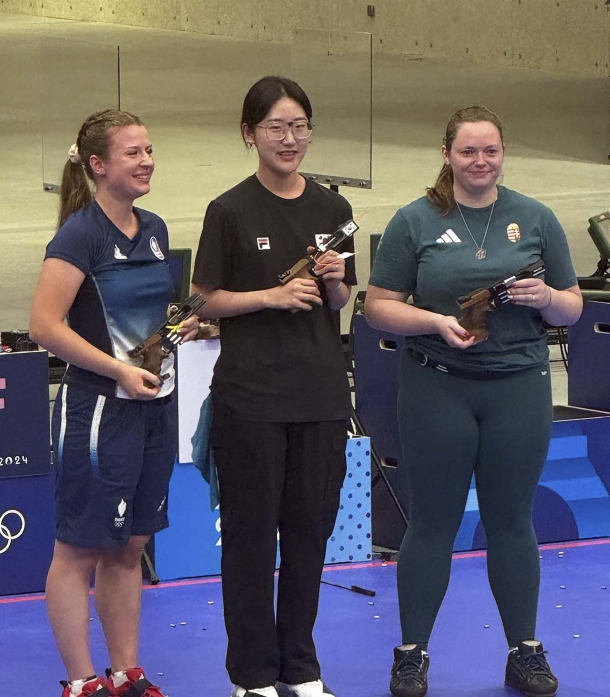 The Women's 25m Pistol podium, fully conquered by Pardini: Jiin Yang (KOR, gold); Camille Jedrzejewski (FRA, silver) and Veronika Major (HUN, bronze)