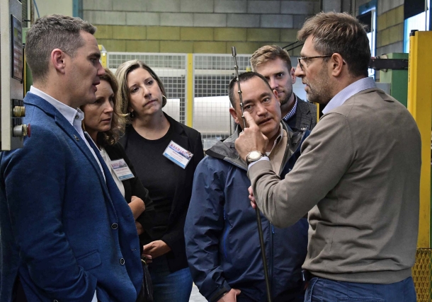 Stefano Pedersoli (a destra) in un momento della visita della delegazione all'interno della sua azienda, la Davide Pedersoli