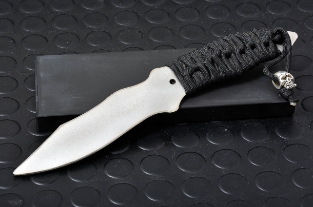 un coltello in acciaio privo di filo, utilizzato per addestramenti al maneggio e combattimento con e contro attacchi portati con armi bianche 