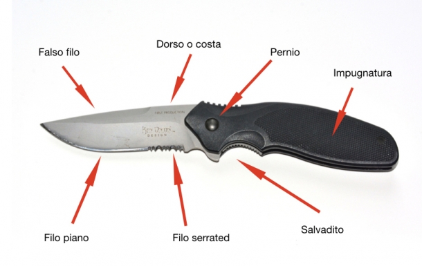 un tipico coltello pieghevole moderno, fabbricato dalla CRKT, con lama in acciaio AUS 8, di circa 9cm. Il manico è in nylon rinforzato con fibra di vetro