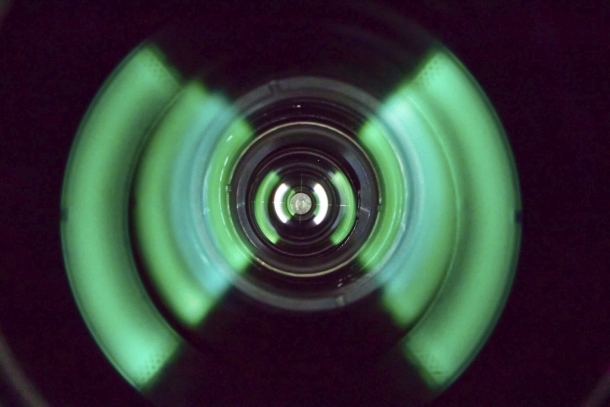 Ciascuna coppia di archi verdi mostra il riflesso della luce di ripresa macro su ciascuna lente. Ce ne sono davvero molte! È anche possibile intravedere il reticolo