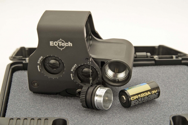 L'EOTech EXPS3 si alimenta tramite una singola batteria CR123A