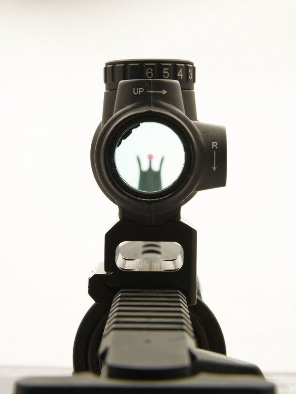 The brightness adjustment dial offers up to eight different levels – five visible, three NVG-compatible