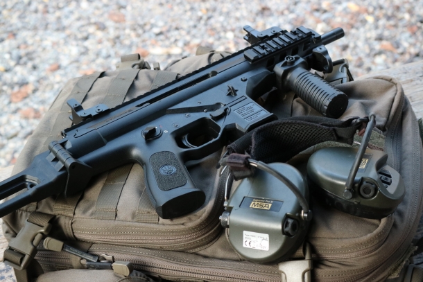 La somiglianza con la SMG Beretta M12 è evidente, ma è solo estetica.