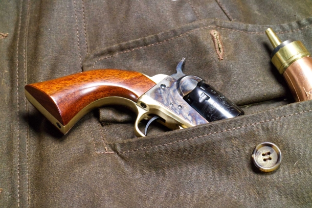 Nelle capienti tasche degli abiti di un tempo era facile far sparire una piccola Colt Pocket 1849 e relative munizioni.
