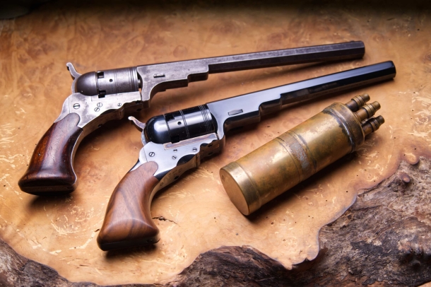 Un Colt Paterson originale (collezione Uberti) e una sua replica Uberti di venti anni fa