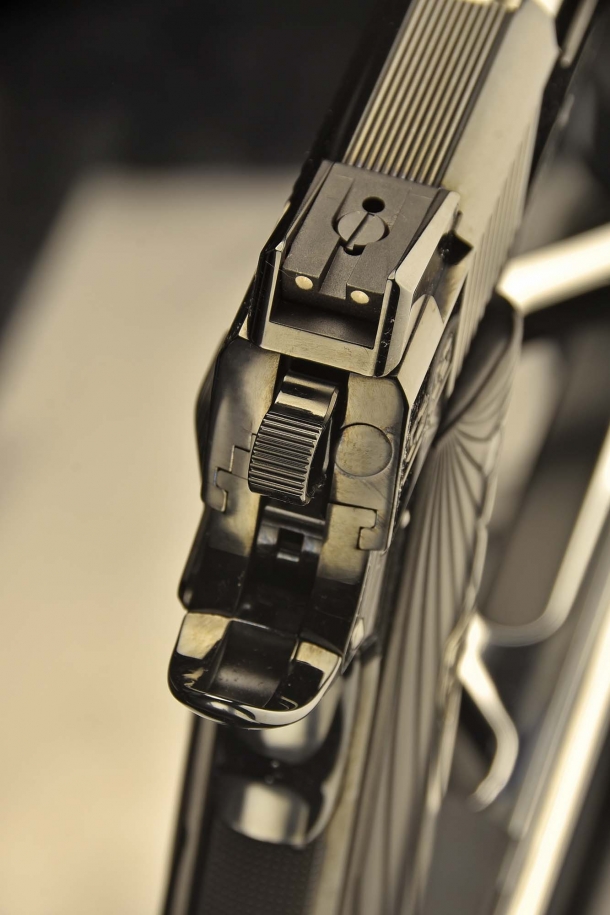 Le pistole del Mirror Image Set impiegano minuterie realizzate su macchinari ad alta precisione e mire Novak