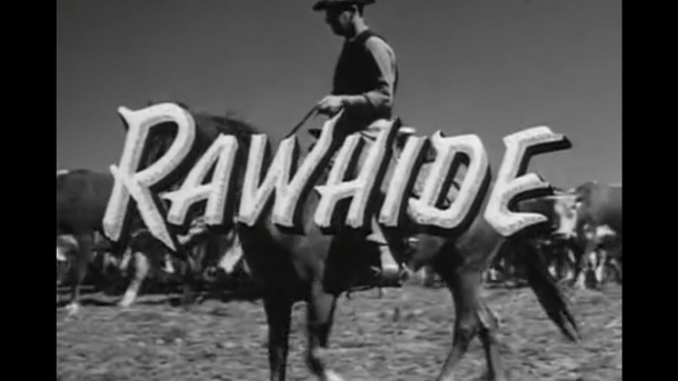 Leone vide per la prima volta Clint Eastwood nella serie western "Rawhide", dove Rowdy Yates, il personaggio di Eastwood, porta una colt con il serpente a sonagli.