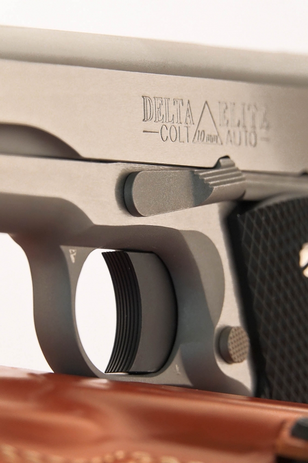 Nella versione tradizionale della Colt Delta Elite tutto è molto tradizionale, come nelle Colt Serie 80