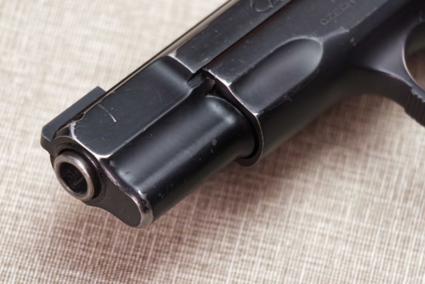 CZ 75: facciamo un lifting PRIMA - la finitura del carrello e del fusto della CZ 75B, logorata dalla fondina