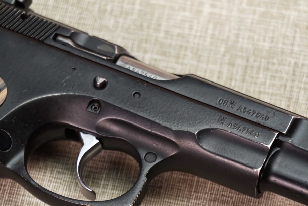 CZ 75: facciamo un lifting PRIMA - numerosi segni d'usura sul lato destro
