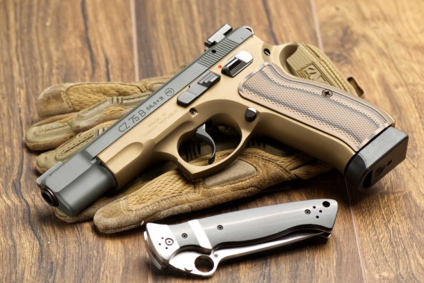 CZ 75: facciamo un lifting La CZ 75B rifatta da Armeria Casabella: fusto in Cerakote Burnt Bronze, carrello in Cerakote Tungsten Grey
